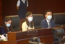 本澳: 本澳禁電子煙出入口《澳門日報》